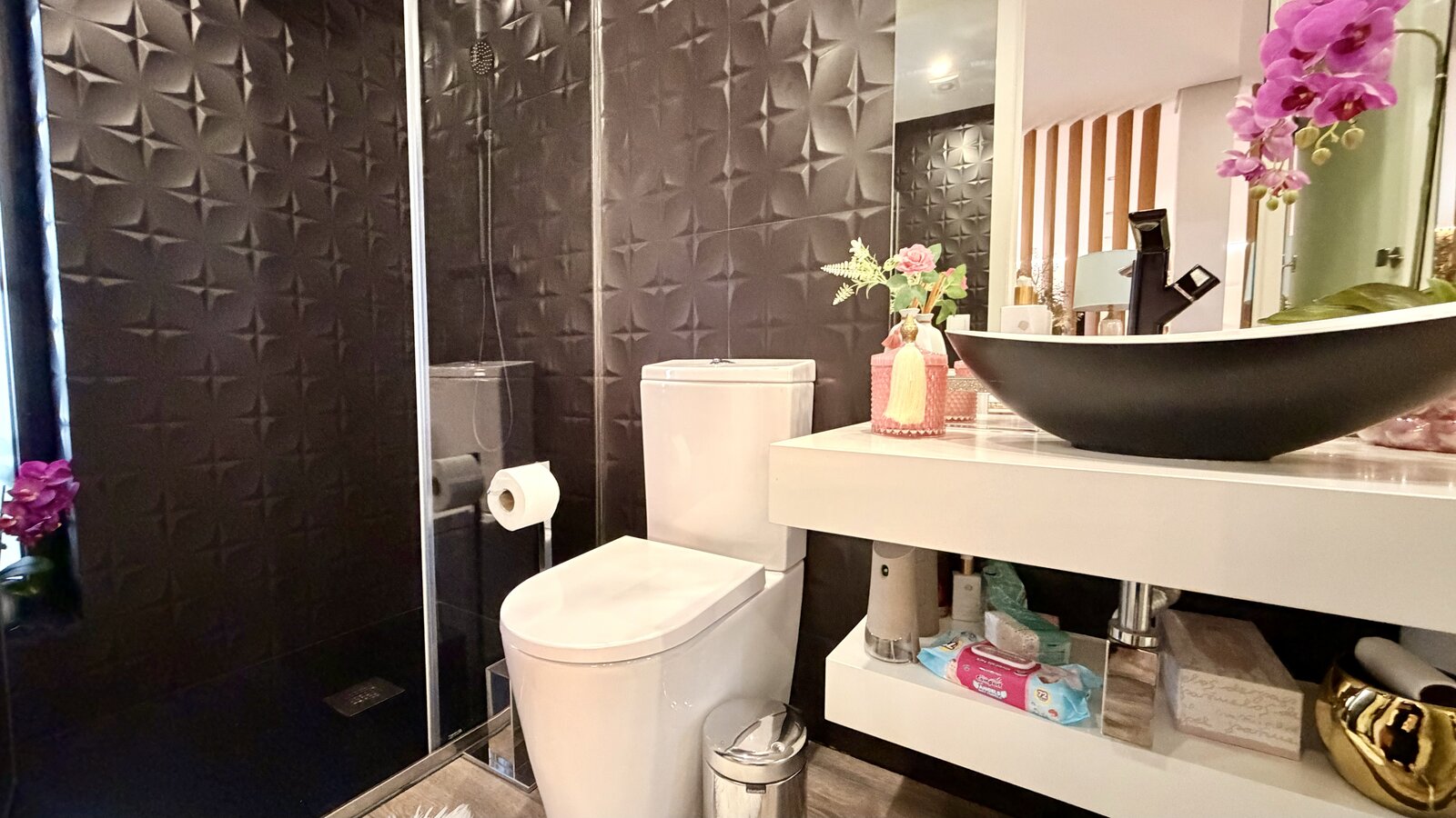 Casa de banho com acabamentos em preto