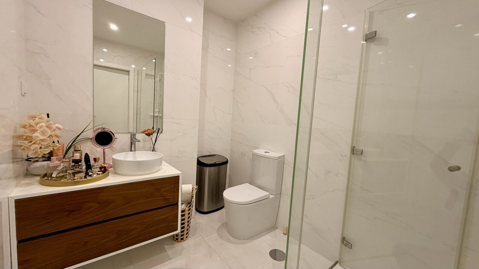 Casa de banho em mármore branco