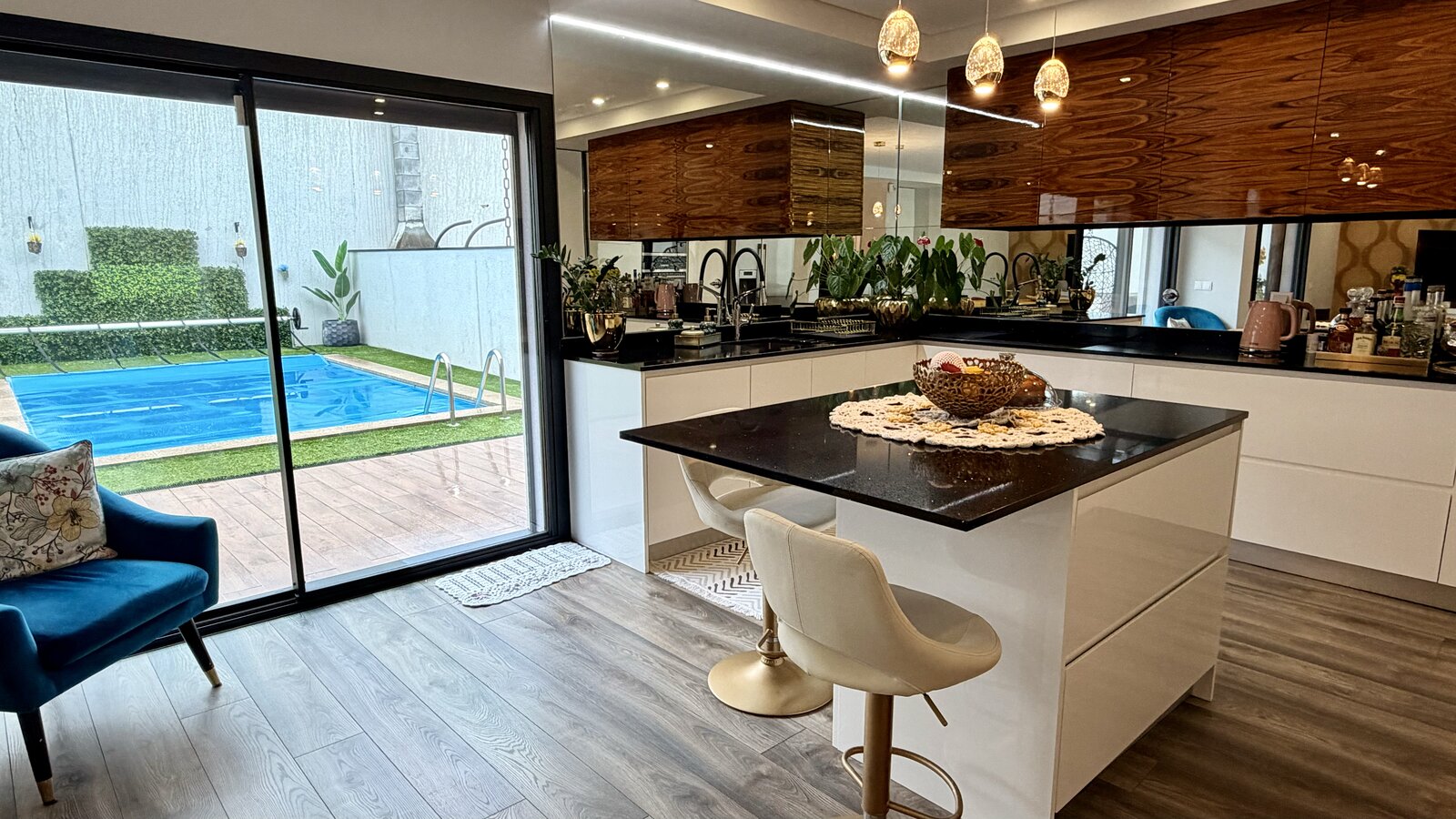 Cozinha, vista para a piscina