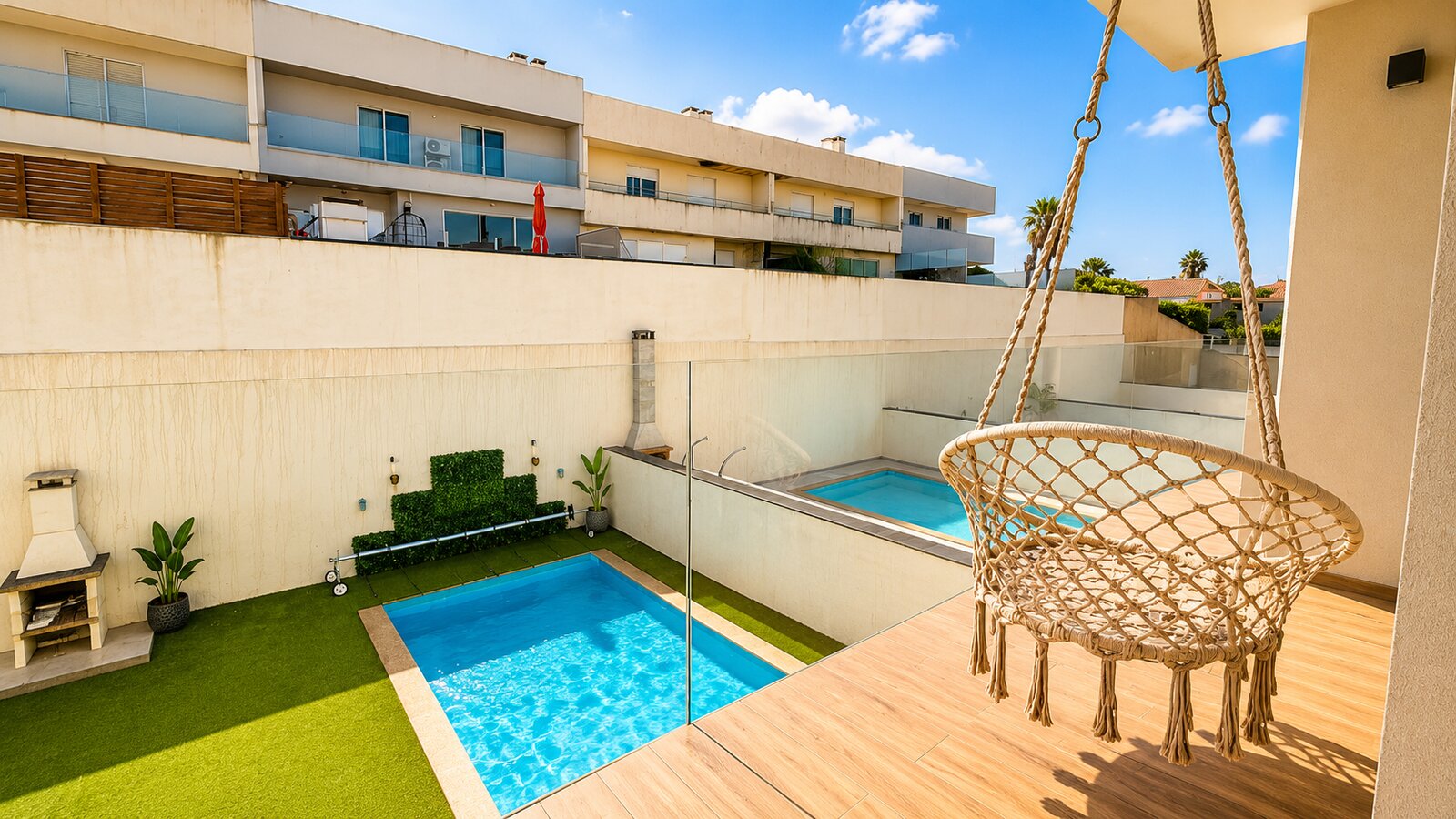 Piscina e jacuzzi, vista lateral