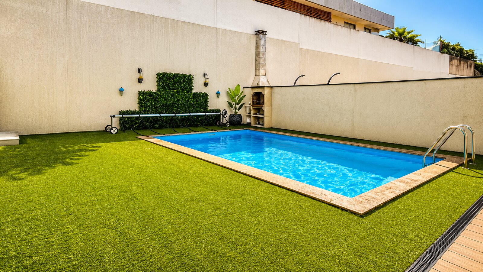 Terraço com cadeira suspensa e acesso à sala