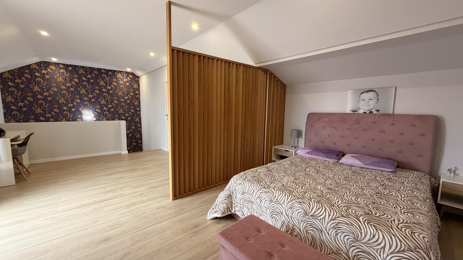 Quarto no sótão com divisória em madeira