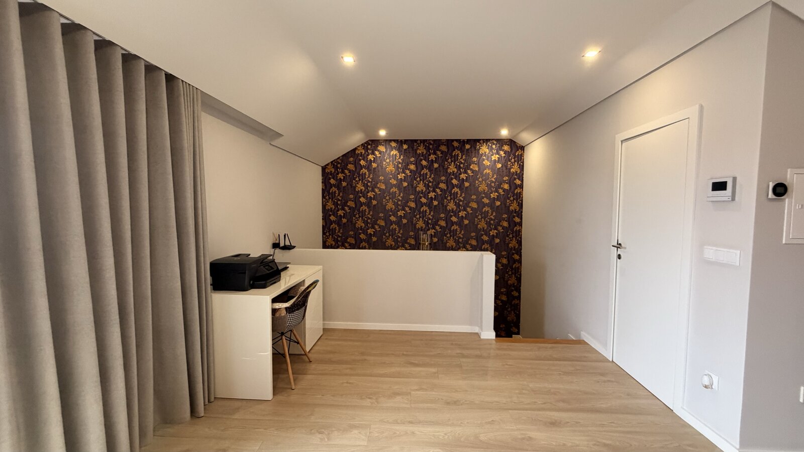 Quarto no sótão, ângulo 2
