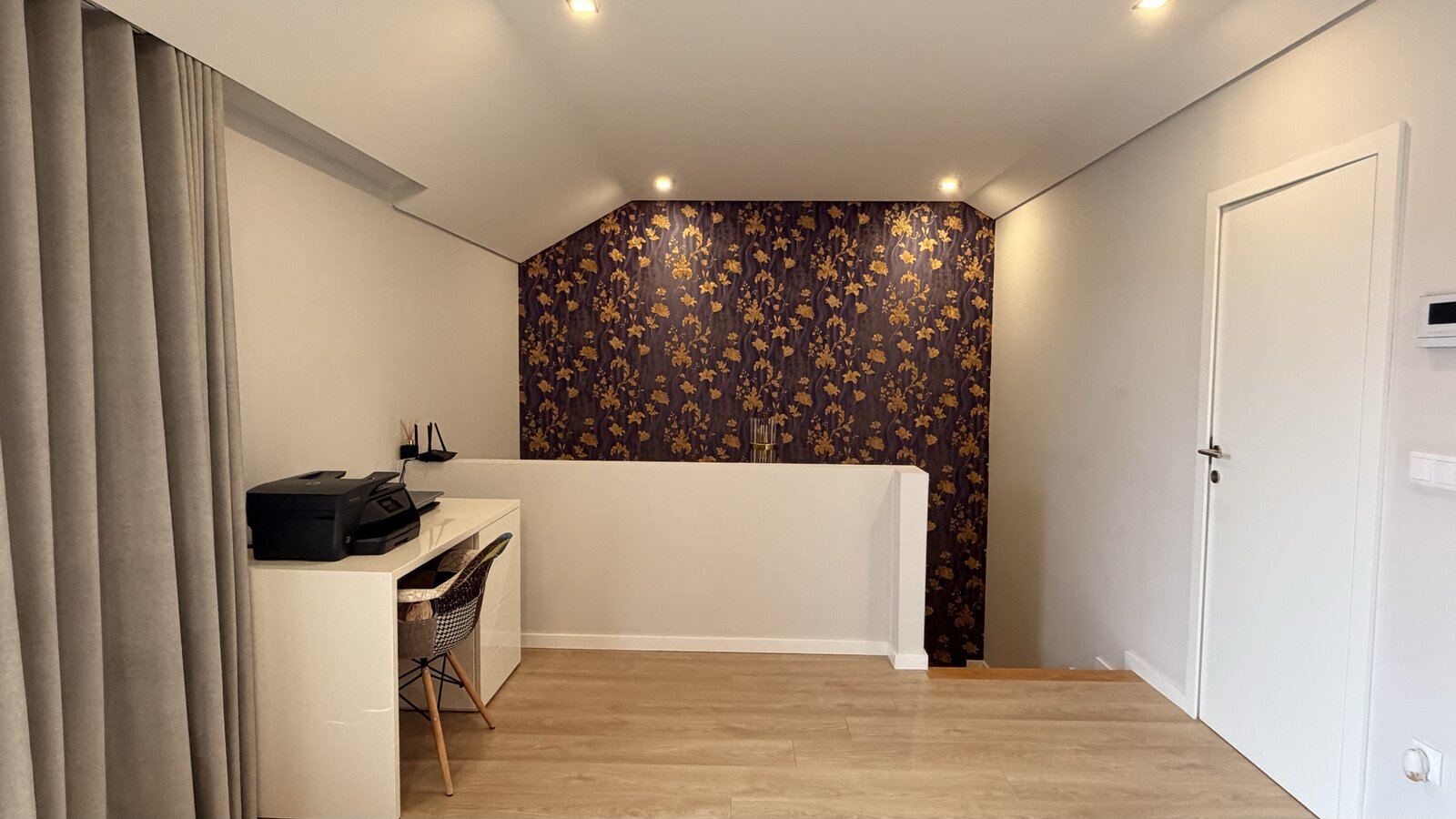 Quarto no sótão, ângulo 3