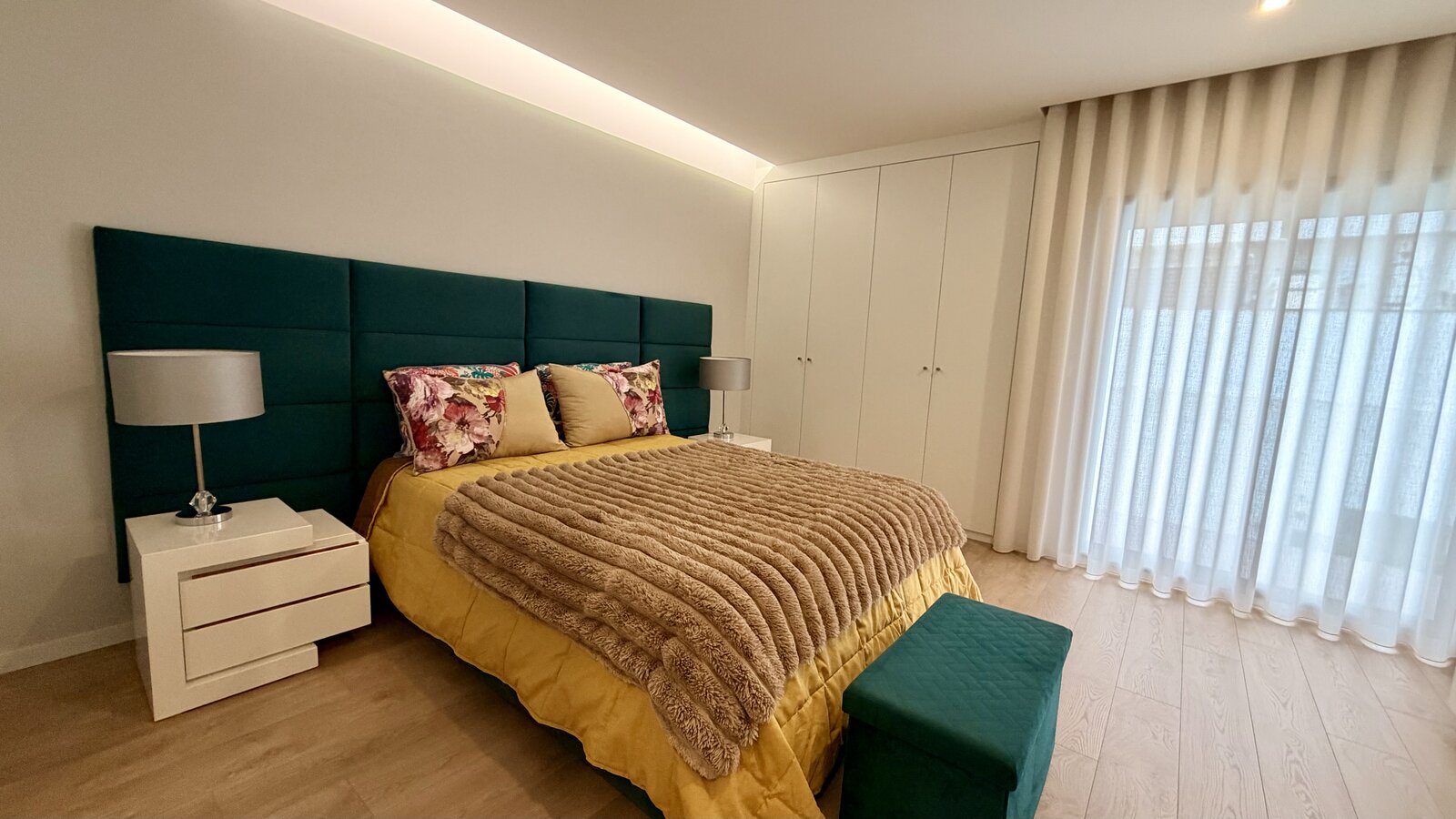 Quarto com cabeceira verde