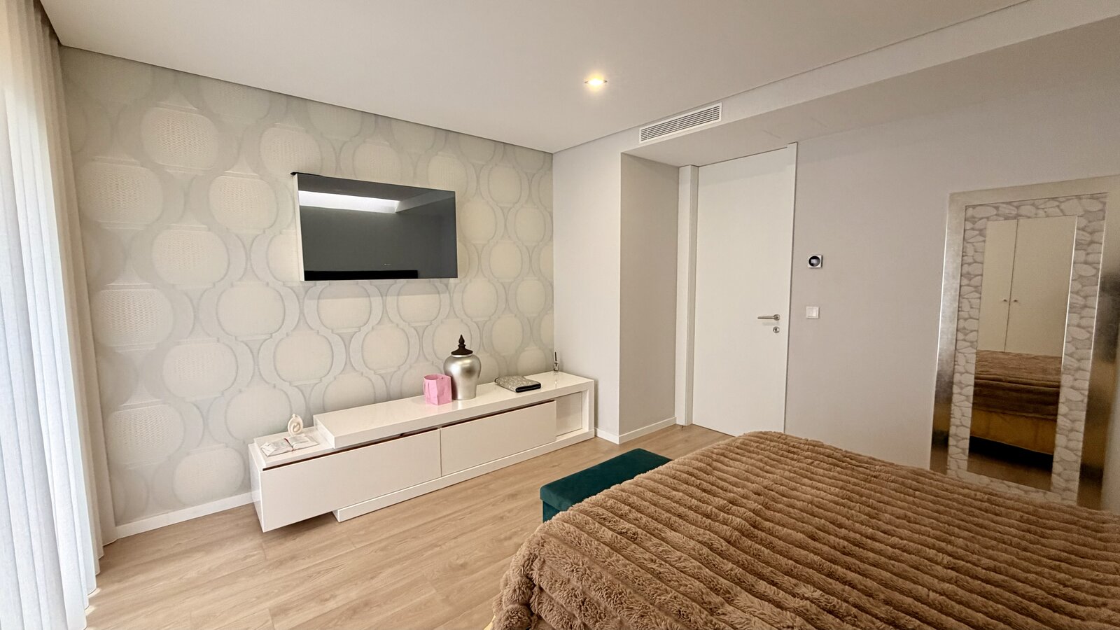 Quarto, roupeiro embutido
